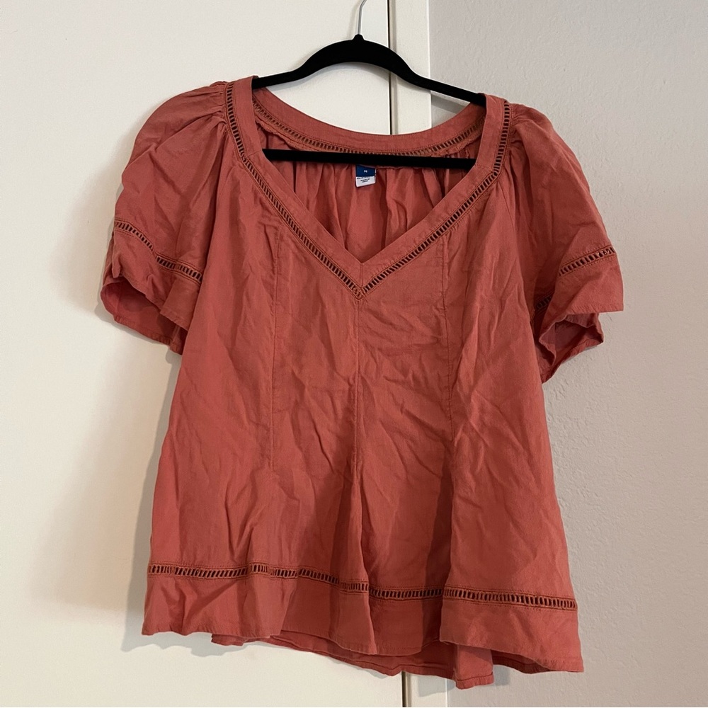 Old Navy baby doll flutter sleeve v neck top. Size M